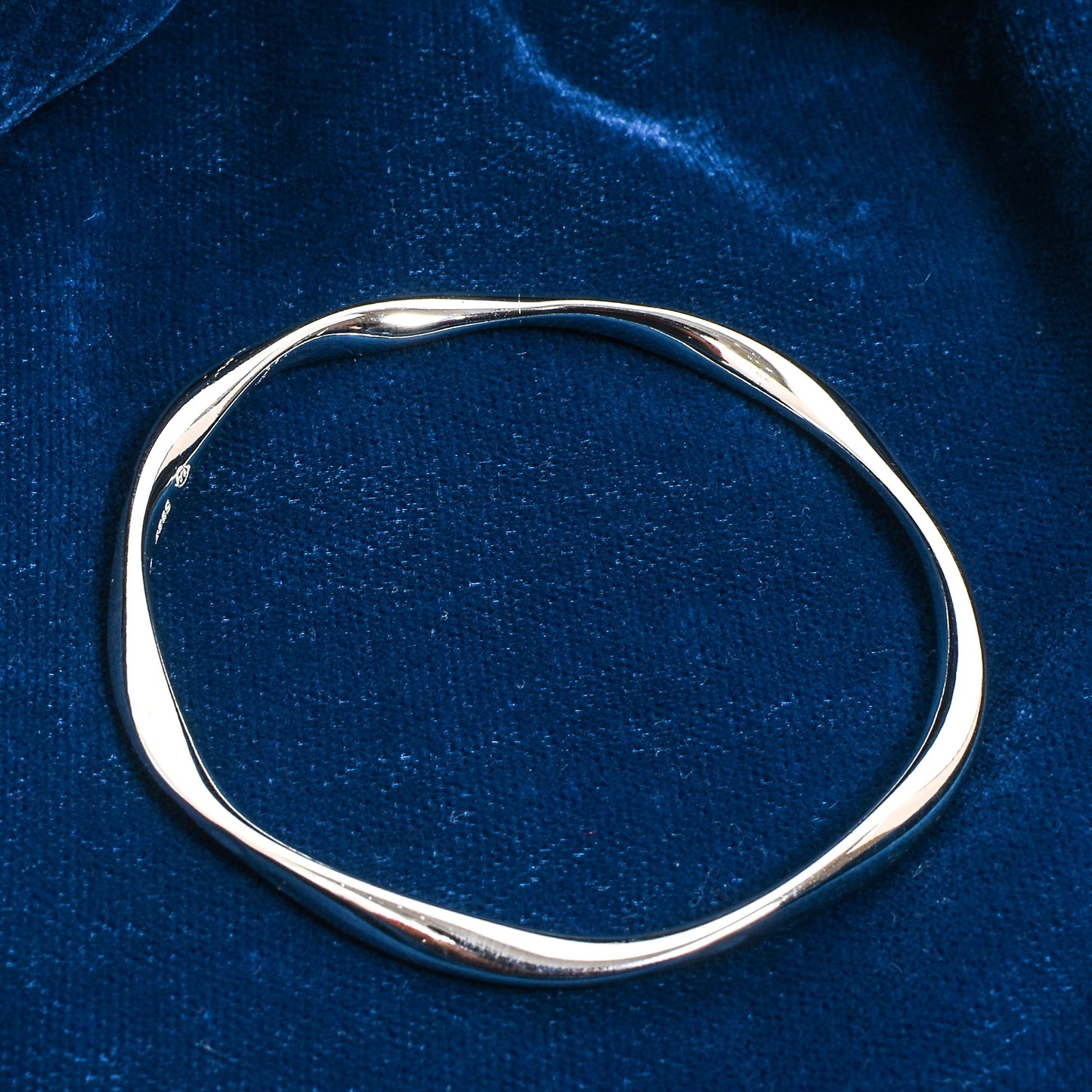 Contemporary Silver Bangle – Sculpted Minimalist Design (Size 2-6 / 6 cm)